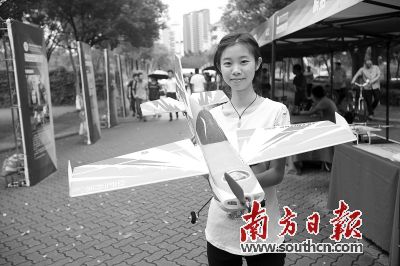 �׌����ڴ�W(xu��)����(chu��ng)��(chu��ng)�I(y��)�������ϣ�һλ�����I(y��)���g(sh��)�W(xu��)Ժ�ČW(xu��)��չʾ�o�˙C(j��)�a(ch��n)Ʒ��