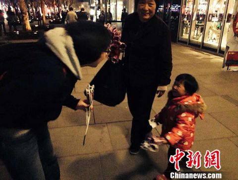 (����3����Emily��һλͬ�ӡ���Ư�����_�����ѹ����������������u����СŮ���I��һ�仨���@��(g��)����׌Emily�X�úܜ�ů�����L�߹��D)