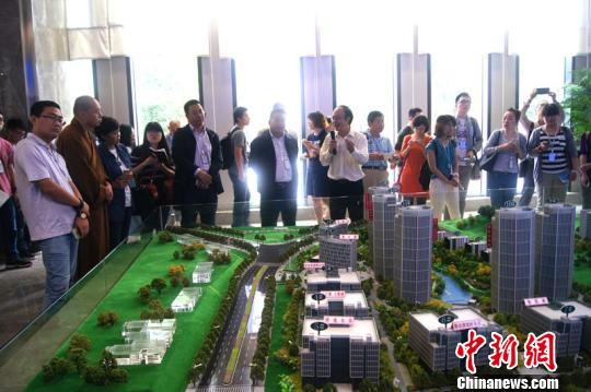 微博達人攜三億粉絲感知高科技體驗重慶創(chuàng)新創(chuàng)業(yè)活力