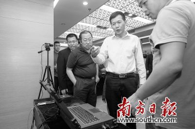 觀察團(tuán)專家一行在鉑亞信息技術(shù)有限公司體驗(yàn)該公司開(kāi)發(fā)的“刷臉”技術(shù)。