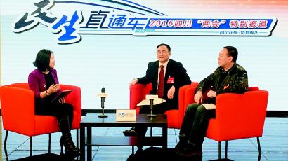 沈光明(中)、宮冠英(右)接受四川在線記者訪談。 四川在線供圖