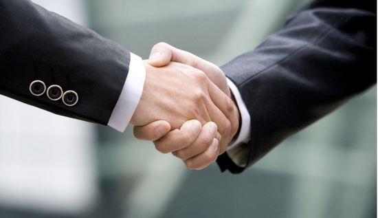 CEO��CMO֮�g��ν������õ��P(gu��n)ϵ��