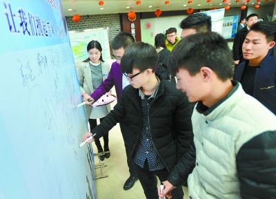 2��21�����L(zh��ng)ɳ����´�^(q��)�t����·����W(xu��)����(chu��ng)�I(y��)�ߴ����ڄ�(chu��ng)��(chu��ng)�I(y��)���h��(sh��)�����ں�������(d��ng)����ԓ�^(q��)�_(k��i)չ���҂��Ĺ�(ji��)�ա�Ԫ�����ߡ����L���p��(chu��ng)���{(l��n)�D���҂�һ����(l��i)�^(gu��)��(ji��)�������}���(d��ng)����Ո(q��ng)��W(xu��)����(chu��ng)�I(y��)�ߴ�������W(xu��)�Ƽ��@ؓ(f��)؟(z��)�˺͸�У�͘I(y��)�kؓ(f��)؟(z��)�˅R��һ�����_(k��i)����(chu��ng)��ɳ������Մ��(hu��)��