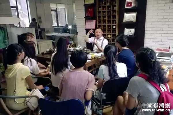 陳炳宏與兩岸創(chuàng)業(yè)者。(中國臺灣網 發(fā)) 陳炳宏與兩岸創(chuàng)業(yè)者。(中國臺灣網 發(fā))