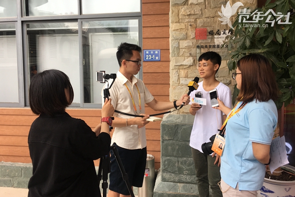 1108118125774772.jpg 青年公社特約記者蔡育璋接受其他媒體記者采訪_副本.jpg