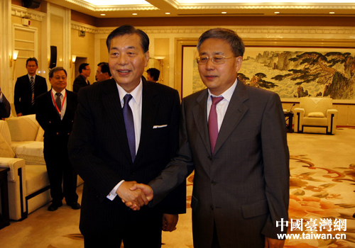 山東省省長郭樹清與臺灣貿(mào)易中心董事長王志剛親切握手 山東省省長郭樹清與臺灣貿(mào)易中心董事長王志剛親切握手