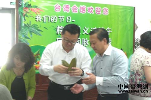 山東威海臺(tái)胞臺(tái)屬包粽子慶端午共敘同根情 山東威海臺(tái)胞臺(tái)屬包粽子慶端午共敘同根情