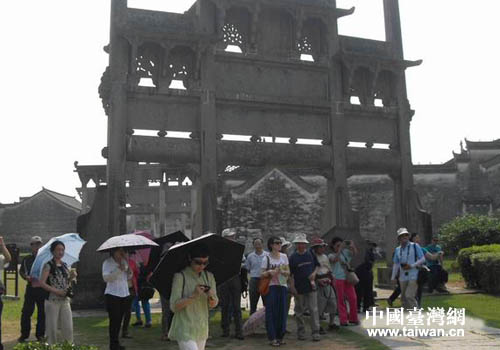 臺(tái)灣南屏兩岸交流協(xié)會(huì)參訪團(tuán)參觀牌坊群 臺(tái)灣南屏兩岸交流協(xié)會(huì)參訪團(tuán)參觀牌坊群