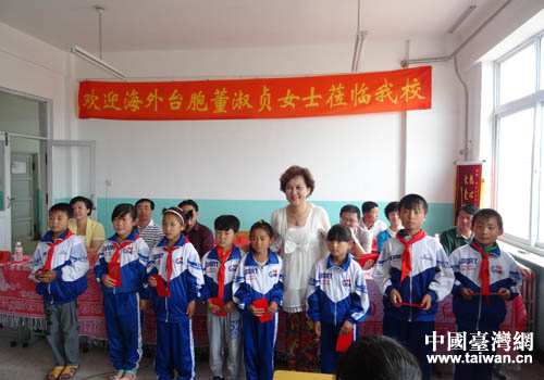 董淑貞女士與燒鍋營子鄉(xiāng)貧困學生合影留念 董淑貞女士與燒鍋營子鄉(xiāng)貧困學生合影留念