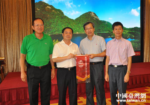 惠州市領導與臺灣新竹交通大學EMBA參訪團一行部分成員合影留念 惠州市領導與臺灣新竹交通大學EMBA參訪團一行部分成員合影留念