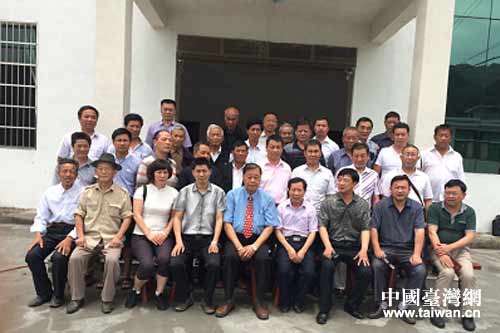 鄭慶章先生與修水相關(guān)陪同人員合影 鄭慶章先生與修水相關(guān)陪同人員合影