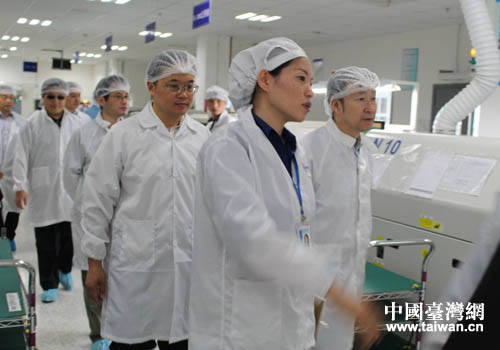 視察組一行參觀開發(fā)區(qū)——江西智微亞科技有限公司生產(chǎn)車間 視察組一行參觀開發(fā)區(qū)——江西智微亞科技有限公司生產(chǎn)車間