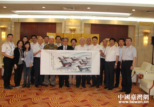 自治區(qū)副主席王和山會(huì)見(jiàn)臺(tái)灣工商建設(shè)研究會(huì)副理事長(zhǎng)洪堯昆并合影留念 自治區(qū)副主席王和山會(huì)見(jiàn)臺(tái)灣工商建設(shè)研究會(huì)副理事長(zhǎng)洪堯昆并合影留念