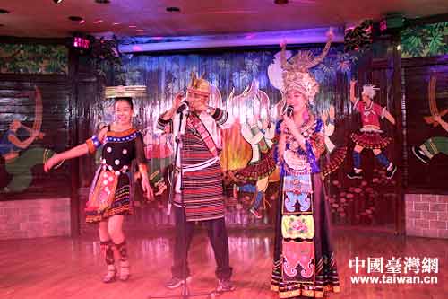兩地少數(shù)民族同胞共同登臺演出 兩地少數(shù)民族同胞共同登臺演出
