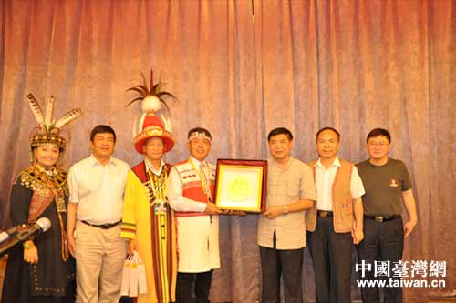 省政協(xié)副主席班程農(nóng)等領(lǐng)導(dǎo)與交流團(tuán)團(tuán)長(zhǎng)根志優(yōu)先生互贈(zèng)禮品 省政協(xié)副主席班程農(nóng)等領(lǐng)導(dǎo)與交流團(tuán)團(tuán)長(zhǎng)根志優(yōu)先生互贈(zèng)禮品