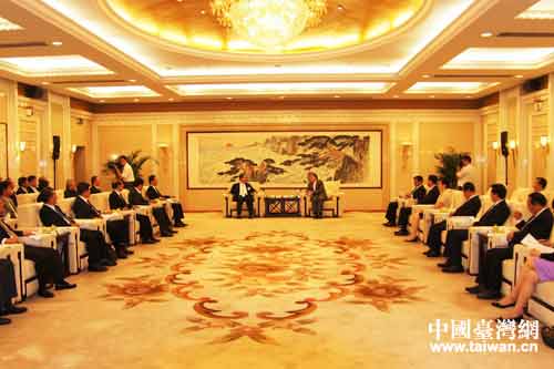 山東省省長(zhǎng)郭樹清會(huì)見臺(tái)灣商業(yè)總會(huì)大陸經(jīng)貿(mào)考察團(tuán) 山東省省長(zhǎng)郭樹清會(huì)見臺(tái)灣商業(yè)總會(huì)大陸經(jīng)貿(mào)考察團(tuán)