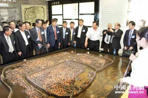 濟(jì)南市政府副秘書長(zhǎng)耿建新在城市規(guī)劃館向來賓介紹 濟(jì)南市政府副秘書長(zhǎng)耿建新在城市規(guī)劃館向來賓介紹