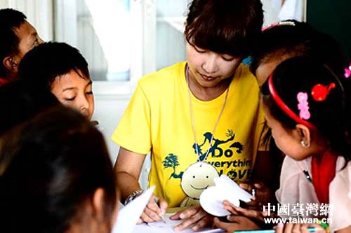 臺(tái)灣的學(xué)生教孩子們手工制作 臺(tái)灣的學(xué)生教孩子們手工制作