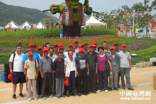 青島臺(tái)辦組織幫扶村黨員開(kāi)展“觀世園看發(fā)展”活動(dòng) 青島臺(tái)辦組織幫扶村黨員開(kāi)展“觀世園看發(fā)展”活動(dòng)