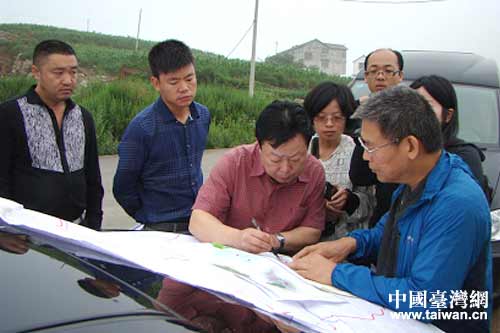 六盤水市鐘山副區(qū)長王厚源同專家黃英峰探討園區(qū)規(guī)劃 六盤水市鐘山副區(qū)長王厚源同專家黃英峰探討園區(qū)規(guī)劃