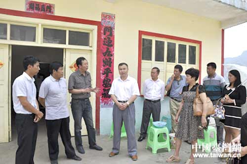 六盤水市臺(tái)辦主任王文明(左四)在聽取水城縣文化局局長馮偉(左三)介紹水城縣農(nóng)民畫有關(guān)情況 六盤水市臺(tái)辦主任王文明(左四)在聽取水城縣文化局局長馮偉(左三)介紹水城縣農(nóng)民畫有關(guān)情況