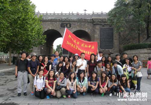 2014年臺灣青年中原行夏令營代表團到洛陽參訪并合影留念 2014年臺灣青年中原行夏令營代表團到洛陽參訪并合影留念