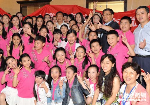 小熒星合唱團(tuán)演出結(jié)束后合影留念 小熒星合唱團(tuán)演出結(jié)束后合影留念