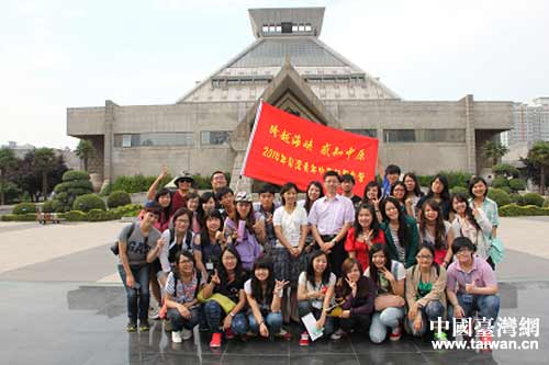 夏令營營員在河南博物院前合影 夏令營營員在河南博物院前合影