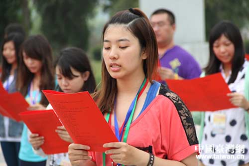 夏令營營員在函谷關(guān)誦讀道德經(jīng) 夏令營營員在函谷關(guān)誦讀道德經(jīng)