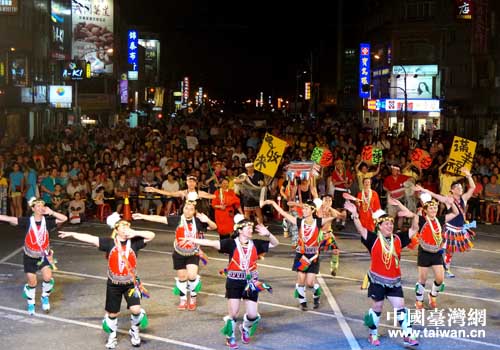 演員們?cè)诨顒?dòng)開(kāi)幕式上精彩的表演 演員們?cè)诨顒?dòng)開(kāi)幕式上精彩的表演