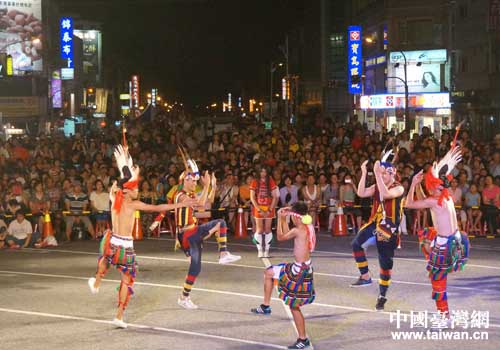 來(lái)自臺(tái)灣少數(shù)民族的演員在活動(dòng)開(kāi)幕式上表演精彩節(jié)目 來(lái)自臺(tái)灣少數(shù)民族的演員在活動(dòng)開(kāi)幕式上表演精彩節(jié)目