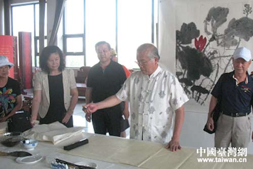 海峽兩岸書(shū)法家在山東威海以筆會(huì)友 海峽兩岸書(shū)法家在山東威海以筆會(huì)友