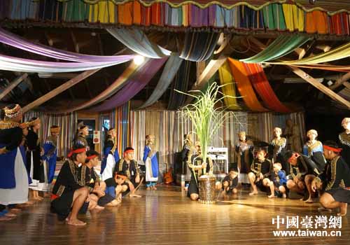 布農(nóng)族臺胞表演的豐年祭 布農(nóng)族臺胞表演的豐年祭