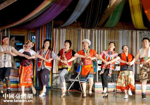 在京少數(shù)民族臺胞跳起了歡快的《我們都是一家人》 在京少數(shù)民族臺胞跳起了歡快的《我們都是一家人》