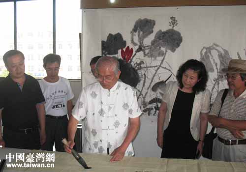 調(diào)研組一行鑒賞臺(tái)灣書法家作品 調(diào)研組一行鑒賞臺(tái)灣書法家作品