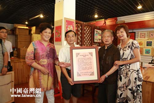 苗栗縣青蓮寺主委余文秀(左二)向漢繡傳承人任本榮(右二)贈送感謝函 苗栗縣青蓮寺主委余文秀(左二)向漢繡傳承人任本榮(右二)贈送感謝函