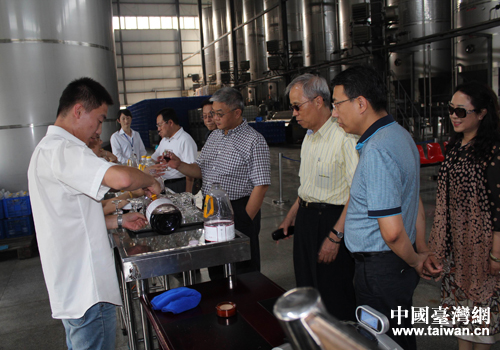 臺(tái)商考察桓仁縣葡萄酒生產(chǎn)線 臺(tái)商考察桓仁縣葡萄酒生產(chǎn)線