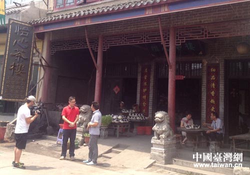 記者在臨渙古鎮(zhèn)采訪當(dāng)?shù)靥赜械摹鞍舭舨琛蔽幕? alt=