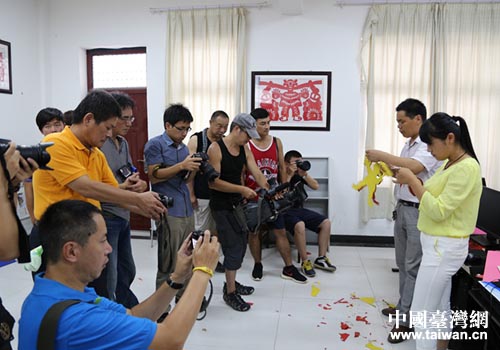 采訪團(tuán)記者一行采訪剪紙 采訪團(tuán)記者一行采訪剪紙