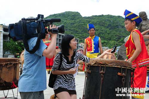 臺(tái)灣媒體采訪廣西南寧市馬山會(huì)鼓表演 臺(tái)灣媒體采訪廣西南寧市馬山會(huì)鼓表演