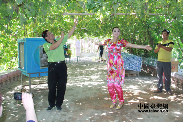 參訪團(tuán)副團(tuán)長張昭友隨著維吾爾族姑娘一起載歌載舞 參訪團(tuán)副團(tuán)長張昭友隨著維吾爾族姑娘一起載歌載舞