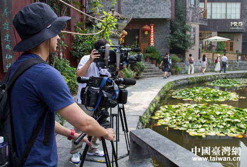 兩岸媒體聯(lián)合采訪團赴湘西州吉首市交流采風(fēng) 兩岸媒體聯(lián)合采訪團赴湘西州吉首市交流采風(fēng)