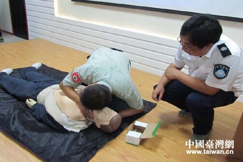 臺(tái)企淮安旺旺食品有限公司總廠長(zhǎng)林東榮先生在醫(yī)師的指導(dǎo)下進(jìn)行急救技能體驗(yàn) 臺(tái)企淮安旺旺食品有限公司總廠長(zhǎng)林東榮先生在醫(yī)師的指導(dǎo)下進(jìn)行急救技能體驗(yàn)