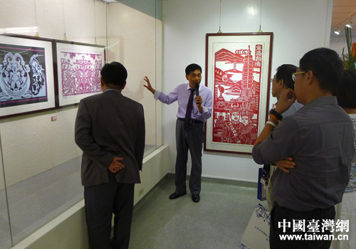 剪紙藝術(shù)家徐陽(yáng)向現(xiàn)場(chǎng)觀眾介紹作品 剪紙藝術(shù)家徐陽(yáng)向現(xiàn)場(chǎng)觀眾介紹作品