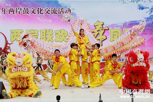 臺(tái)灣嘉賓在活動(dòng)現(xiàn)場(chǎng)表演 臺(tái)灣嘉賓在活動(dòng)現(xiàn)場(chǎng)表演