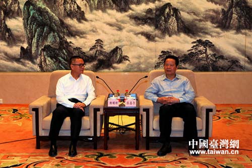 張昌爾會見臺灣榮成紙業(yè)董事長鄭瑛彬一行 張昌爾會見臺灣榮成紙業(yè)董事長鄭瑛彬一行