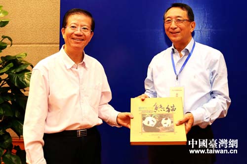 四川省人大副主任彭渝向海外臺(tái)商參訪(fǎng)團(tuán)贈(zèng)送大熊貓郵冊(cè) 四川省人大副主任彭渝向海外臺(tái)商參訪(fǎng)團(tuán)贈(zèng)送大熊貓郵冊(cè)