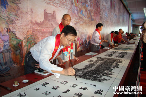 兩岸四地著名書畫家現(xiàn)場(chǎng)共同繪制的百米長(zhǎng)卷 兩岸四地著名書畫家現(xiàn)場(chǎng)共同繪制的百米長(zhǎng)卷