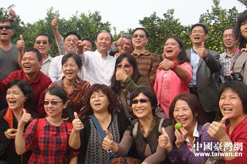 臺南市天埔社區(qū)發(fā)展協(xié)會林清蘭一行在南漳縣巡檢鎮(zhèn)漢三村有機桔基地品嘗桔子后“點贊” 臺南市天埔社區(qū)發(fā)展協(xié)會林清蘭一行在南漳縣巡檢鎮(zhèn)漢三村有機桔基地品嘗桔子后“點贊”