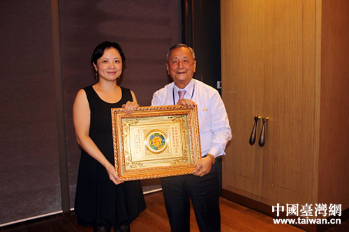 貴陽市臺辦主任胡琳(左)與參訪團團長葉源助先生就加強兩地文化交流達成共識 貴陽市臺辦主任胡琳(左)與參訪團團長葉源助先生就加強兩地文化交流達成共識